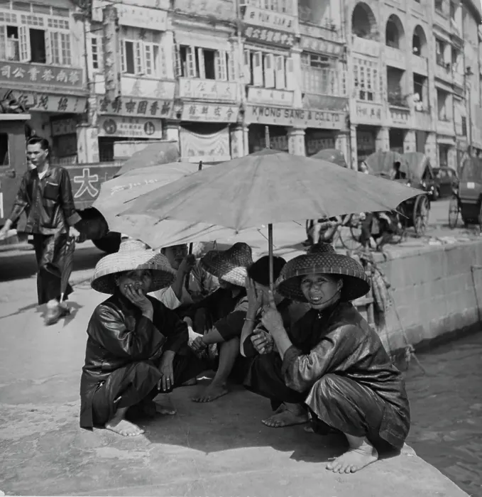 Framed Print : Hong Kong. People sheltering from the sun under an umbrella in Hong Kong, circa 1930 Framed Print : Hong Kong. People sheltering from the sun under an umbrella in Hong Kong, circa 1930