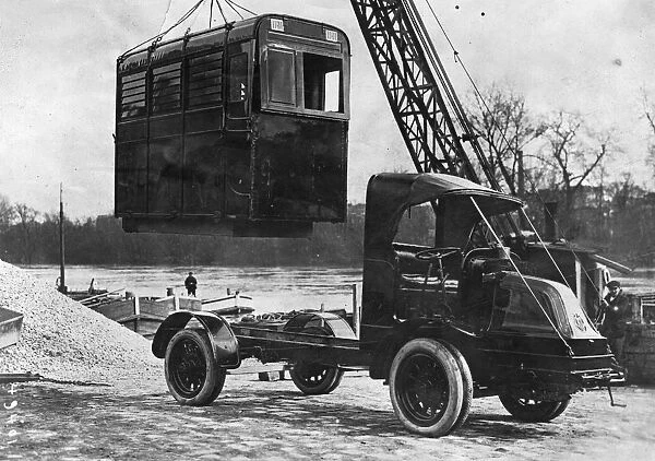 Horse Box. 26th March 1914: Lowering a race horses travelling box onto the back of a lorry