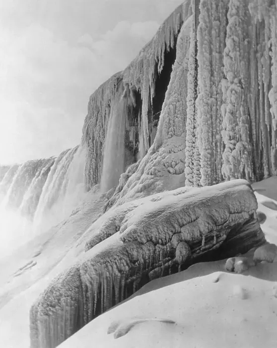 Framed Print : Horseshoe Falls Covered in Ice Framed Print : Horseshoe Falls Covered in Ice