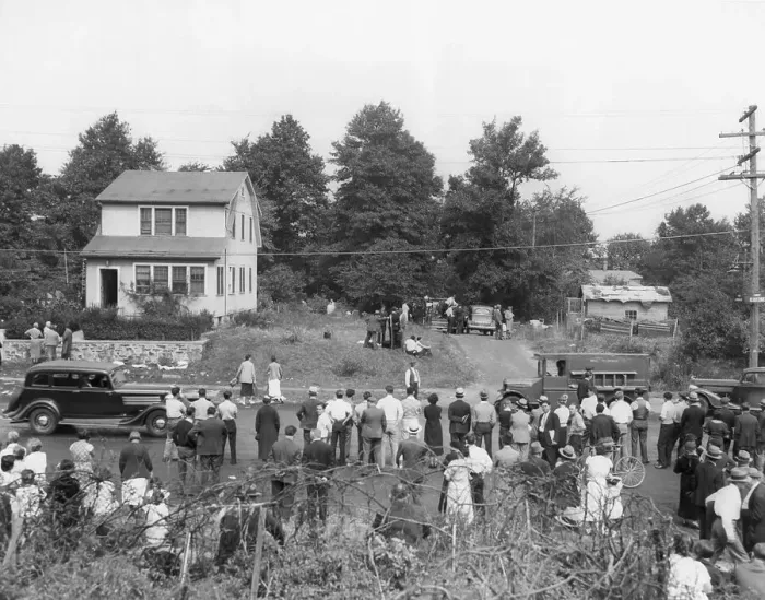 Framed Print : House Of Bruno Hauptman With Crowd