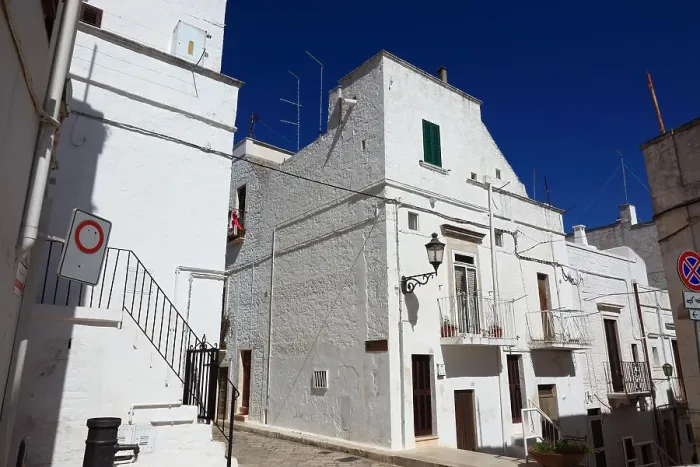 Framed Print : Houses in the old town of Locorotondo, Puglia, Italy Framed Print : Houses in the old town of Locorotondo, Puglia, Italy