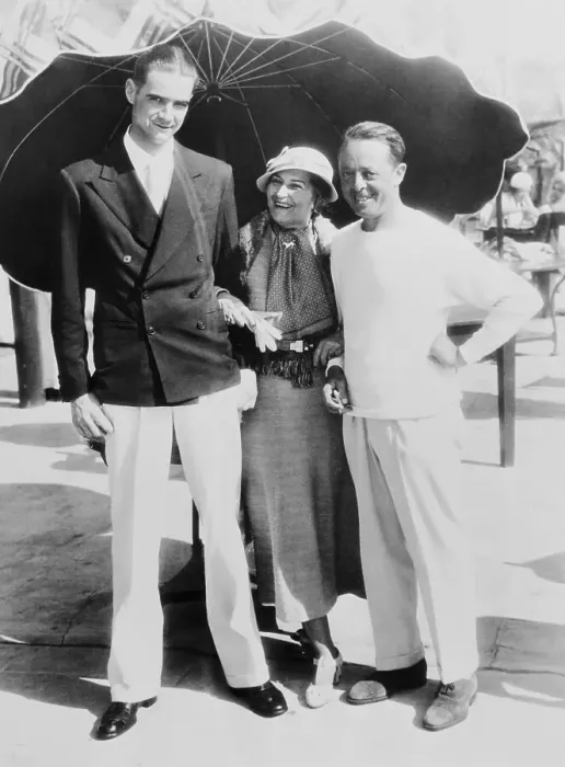 Framed Print : Howard Hughes with Hal Kauffman and Mrs Sailing Baruch Framed Print : Howard Hughes with Hal Kauffman and Mrs Sailing Baruch