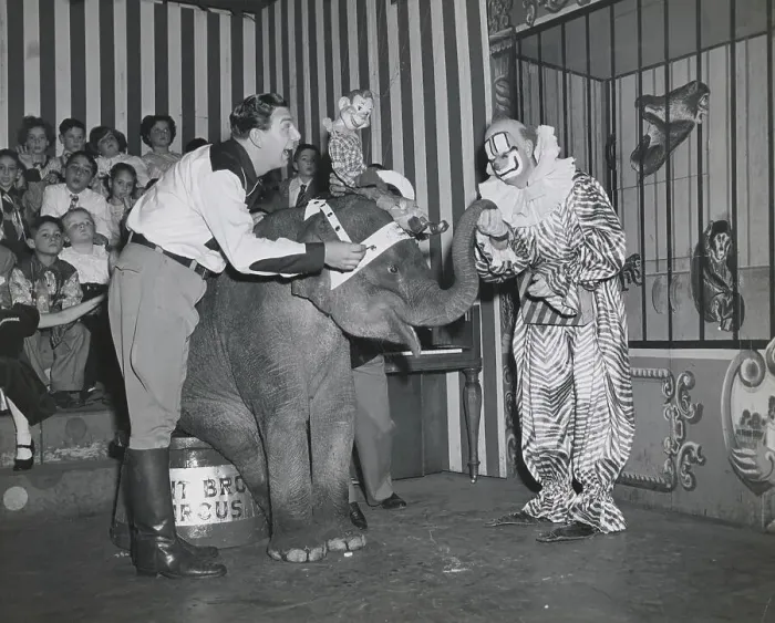 : Howdy Doody Performing at a Circus : Howdy Doody Performing at a Circus