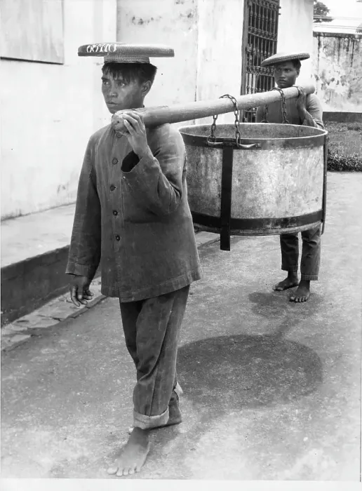Framed Print : Huge Cauldron carried on the shoulders of prisoners in Bilibid Prison, Philippines Framed Print : Huge Cauldron carried on the shoulders of prisoners in Bilibid Prison, Philippines
