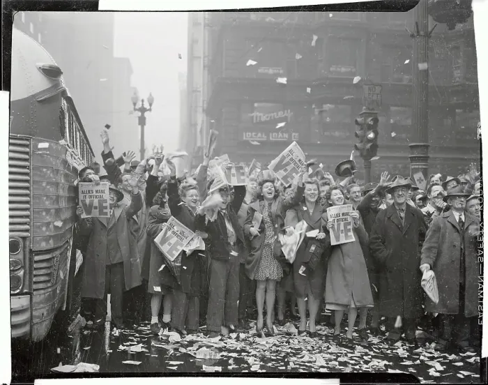 Framed Print : Huge Crowd of Chicago Citizens Waving in The Street Framed Print : Huge Crowd of Chicago Citizens Waving in The Street