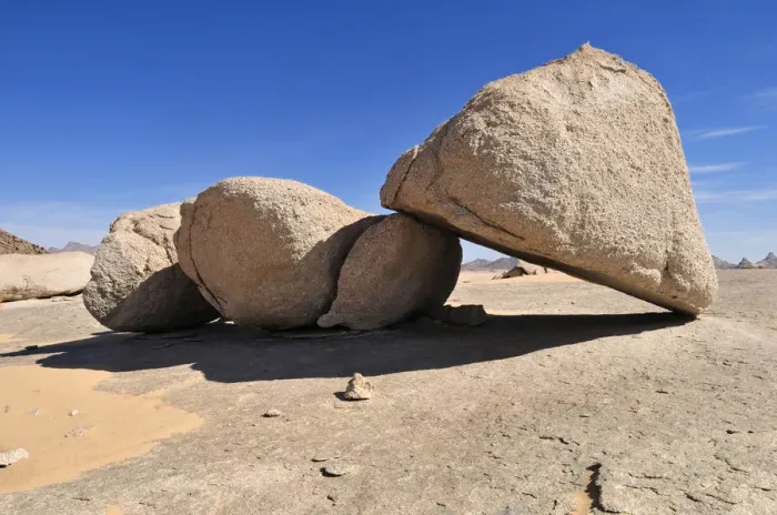 Framed Print : Huge granite boulders at Tehenadou, Adrar nAhnet, Algeria, Sahara, North Africa