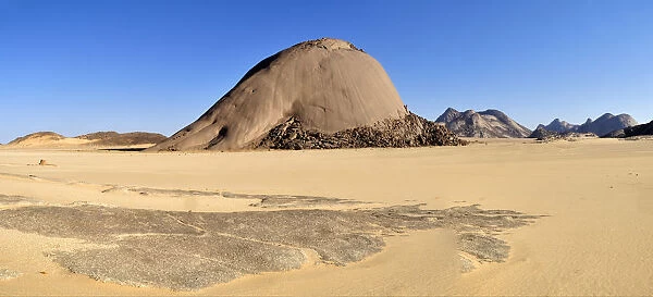 Huge granite dome at Tehenadou, Adrar nAhnet, Adrar Ahnet, Algeria, Sahara, North Africa