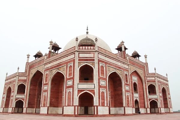 Humayuns tomb on cloudy day