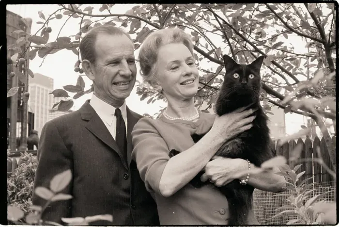 Framed Print : Hume Cronyn and Jessica Tandy with Cat Framed Print : Hume Cronyn and Jessica Tandy with Cat