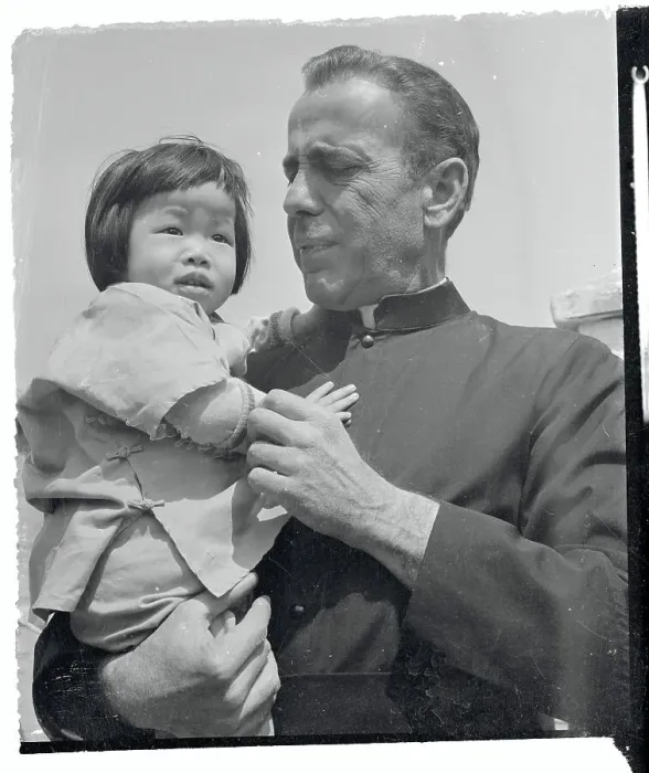 Framed Print : Humphrey Bogart Posing with Little Girl on Set Framed Print : Humphrey Bogart Posing with Little Girl on Set