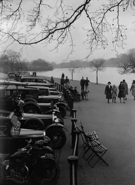 Framed Print : Hyde Park. The Serpentine lake in Hyde Park, London Framed Print : Hyde Park. The Serpentine lake in Hyde Park, London