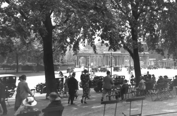 Framed Print : Hyde Park. circa 1930: View looking towards Hyde Park Corner in London Framed Print : Hyde Park. circa 1930: View looking towards Hyde Park Corner in London