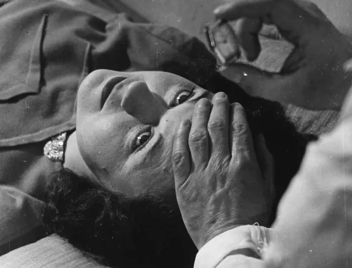 Framed Print : Hypnotism. 11th January 1947: A medical hypnotist sets to work in a London Clinic Framed Print : Hypnotism. 11th January 1947: A medical hypnotist sets to work in a London Clinic