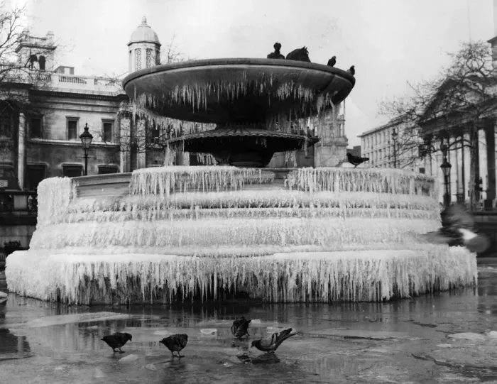 Framed Print : Ice Cake. 14th January 1963: The fountains in Trafalgar Square have frozen Framed Print : Ice Cake. 14th January 1963: The fountains in Trafalgar Square have frozen