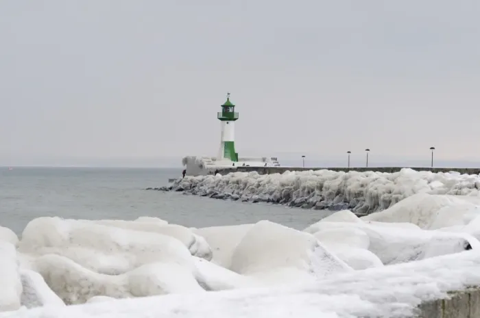 Framed Print : Iced wharf and a lighthouse in the port of Sassnitz on Ruegen Island, Mecklenburg-Western Pomerania, Germany, Europe Framed Print : Iced wharf and a lighthouse in the port of Sassnitz on Ruegen Island, Mecklenburg-Western Pomerania, Germany, Europe