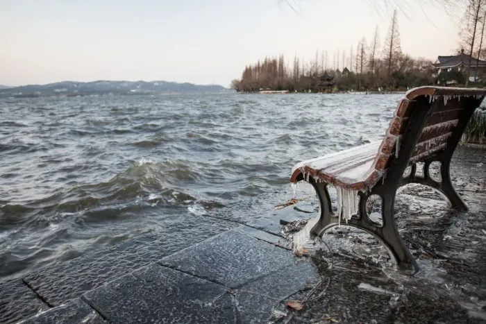 Framed Print : Icicles on bench against the Leifeng Pagoda by the West Lake, Hangzhou, Zhejiang, China Framed Print : Icicles on bench against the Leifeng Pagoda by the West Lake, Hangzhou, Zhejiang, China