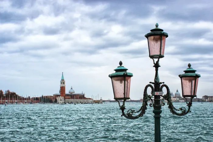 Framed Print : Iconic street lamps of Venice