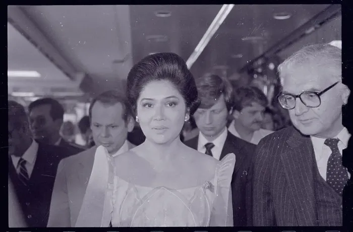 Framed Print : Imelda Marcos with Tour Guides at Bloomingdales Framed Print : Imelda Marcos with Tour Guides at Bloomingdales