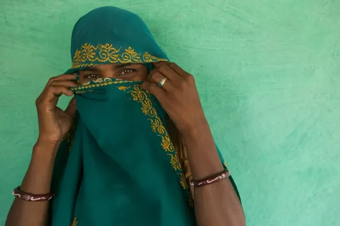 Framed Print : India, Rajasthan, Pushkar, woman in scarf, close-up, portrait Framed Print : India, Rajasthan, Pushkar, woman in scarf, close-up, portrait