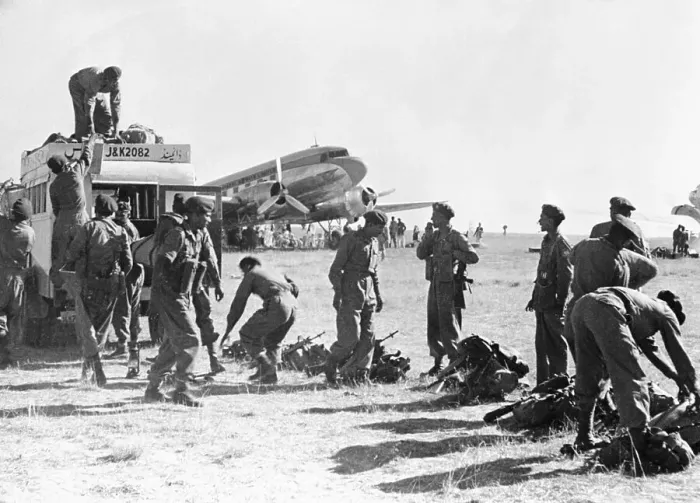 Framed Print : Indian Soldiers Land in Srinigar Framed Print : Indian Soldiers Land in Srinigar