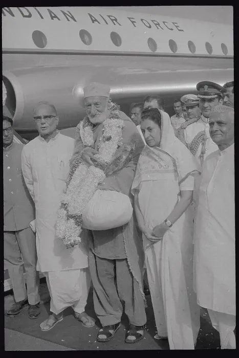 Framed Print : Indira Gandhi at Airport with Abdul Gafar Khan Framed Print : Indira Gandhi at Airport with Abdul Gafar Khan