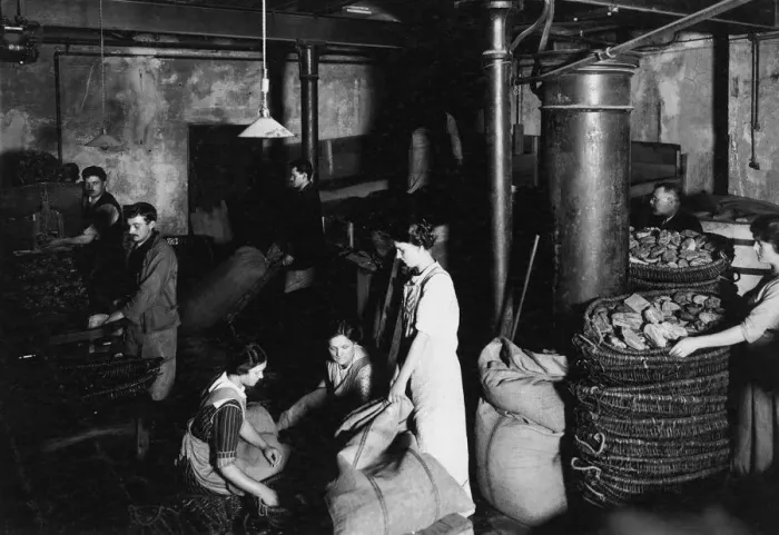 Framed Print : Industry. A scene of industry, circa 1900. (Photo by FPG / Hulton Archive / Getty Images) Framed Print : Industry. A scene of industry, circa 1900. (Photo by FPG / Hulton Archive / Getty Images)