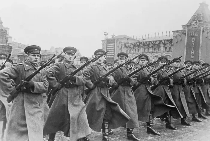 Framed Print : Infantrymen March in Moscow