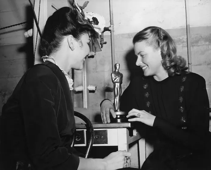 Framed Print : Ingrid Bergman with Academy Award Framed Print : Ingrid Bergman with Academy Award