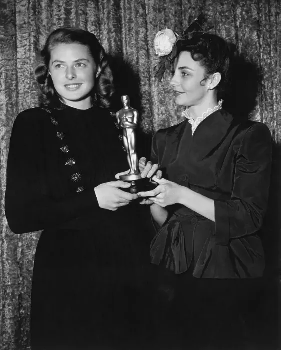 Framed Print : Ingrid Bergman with Academy Award Framed Print : Ingrid Bergman with Academy Award