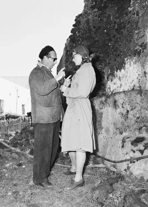 Framed Print : Ingrid Bergman and Roberto Rossellini Conversing Outdoors Framed Print : Ingrid Bergman and Roberto Rossellini Conversing Outdoors