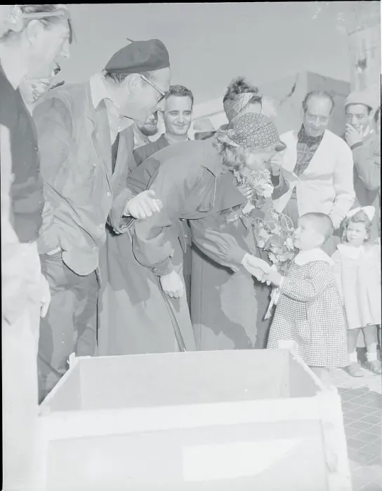 Framed Print : Ingrid Bergman and Roberto Rossellini Shaking Child's Hand Framed Print : Ingrid Bergman and Roberto Rossellini Shaking Child's Hand