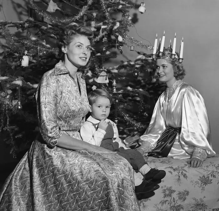Framed Print : Ingrid Bergman and Son Posing with Light Queen Framed Print : Ingrid Bergman and Son Posing with Light Queen
