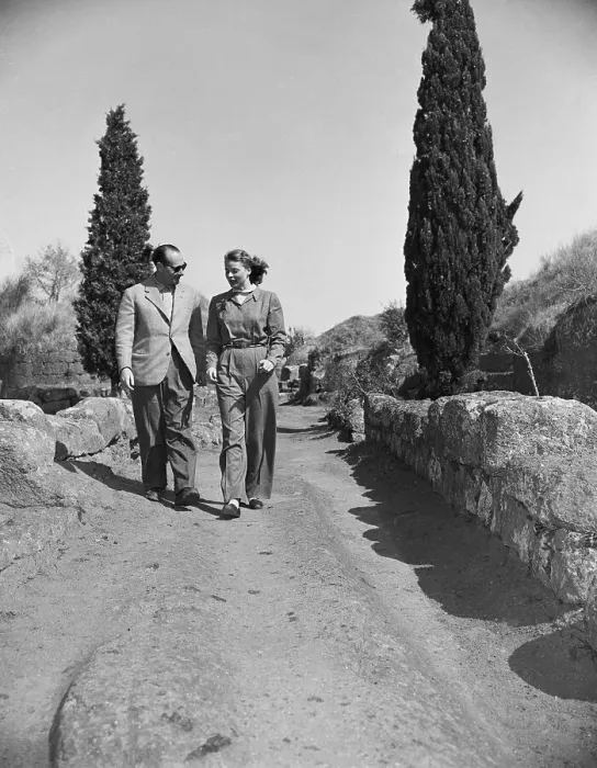 Framed Print : Ingrid Bergman Strolling with Roberto Rossellini Framed Print : Ingrid Bergman Strolling with Roberto Rossellini
