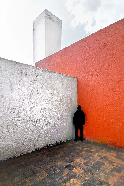 Insular. Man standing in a corner