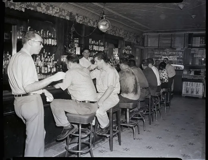 Framed Print : Interior Of Third Avenue Bar And Grill Framed Print : Interior Of Third Avenue Bar And Grill