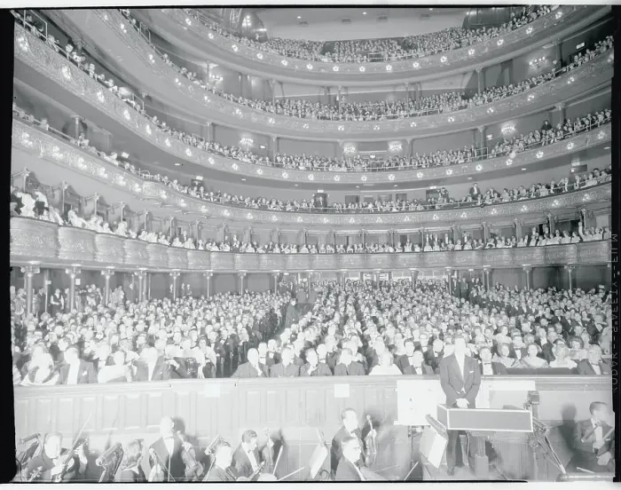 Framed Print : Interior View of the Metropolitan Opera House with Audience Framed Print : Interior View of the Metropolitan Opera House with Audience
