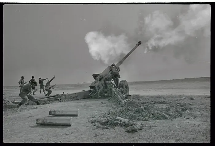 Framed Print : Iraqi Soldiers Firing Artillery at Advancing Iranians Framed Print : Iraqi Soldiers Firing Artillery at Advancing Iranians