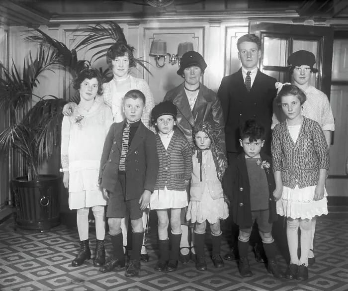 Framed Print : Irish Immigrant Family Arriving in New York City Framed Print : Irish Immigrant Family Arriving in New York City