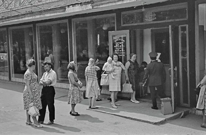 Framed Print : Irkutsk Shopping Framed Print : Irkutsk Shopping