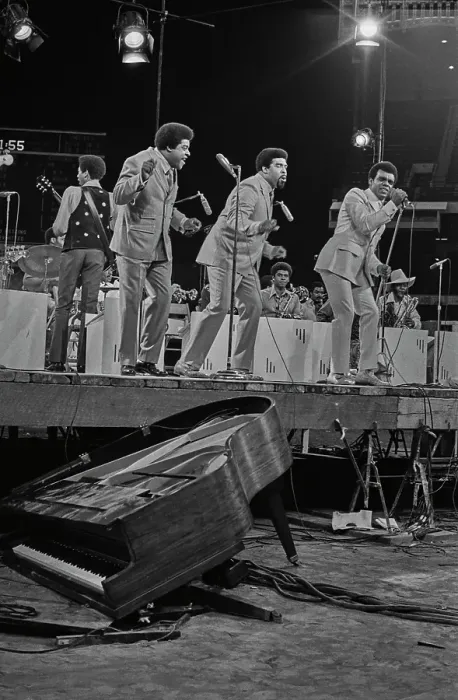 Framed Print : The Isley Brothers Play Yankee Stadium Framed Print : The Isley Brothers Play Yankee Stadium