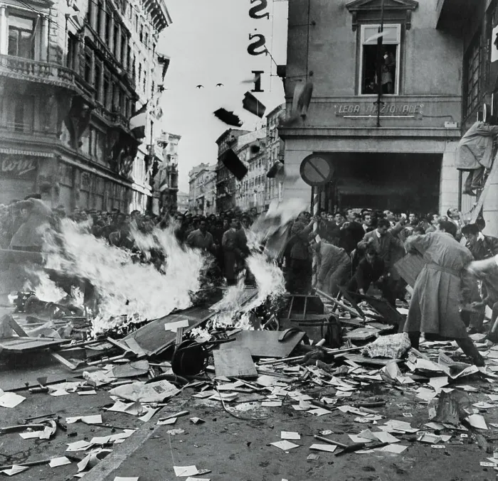 Framed Print : Italians in Trieste Demonstrate Against US / UK Decision