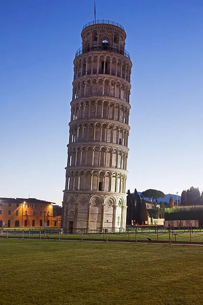Italy, Tuscany, Pisa, Leaning Tower of Pisa at dusk