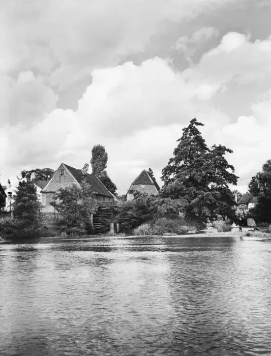 Framed Print : J1693071, diry 18757, outdoors, day, river, T / BRI / COBHAM / SURREY, background people Framed Print : J1693071, diry 18757, outdoors, day, river, T / BRI / COBHAM / SURREY, background people
