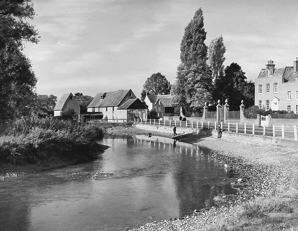 J1693071, diry 18757, outdoors, day, river, T  /  BRI  /  COBHAM  /  SURREY, background people
