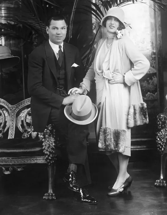 Framed Print : Jack Dempsey Shopping with Estelle Taylor Framed Print : Jack Dempsey Shopping with Estelle Taylor