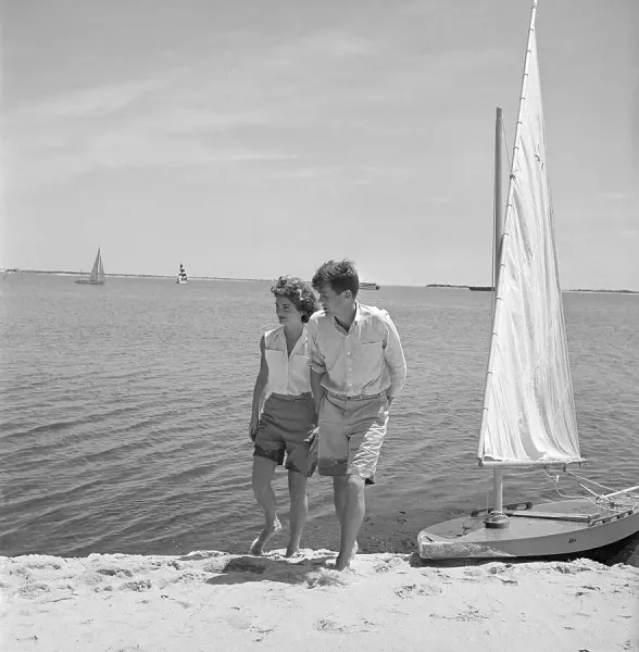 額装品/Jack and Jackie 1953/フォトグラフ/アート/ポスター Jack and Jackie on the Beach Print, Hyannisport 1953. Art Prints