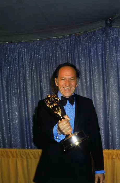 : Jack Klugman Holding His Emmy Award : Jack Klugman Holding His Emmy Award