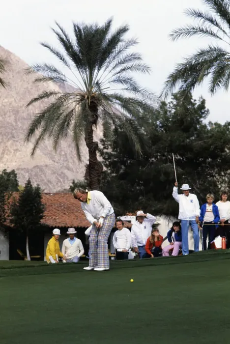 Framed Print : Jack Nicklaus Putting Framed Print : Jack Nicklaus Putting