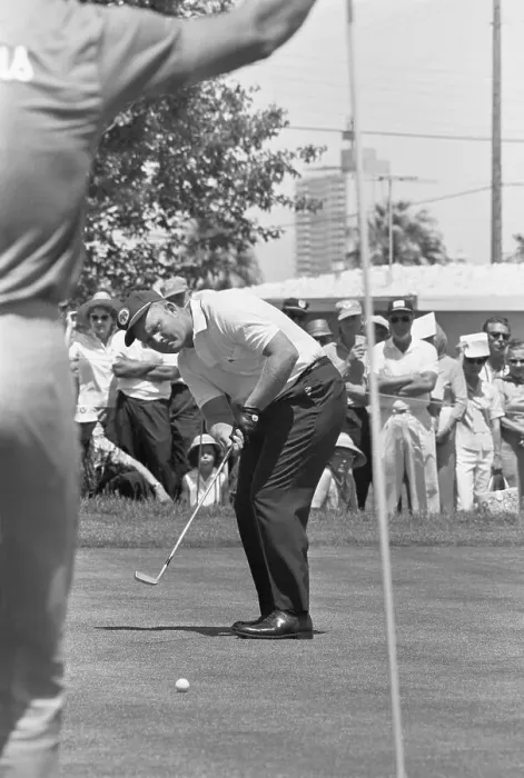 Framed Print : Jack Nicklaus Putting Framed Print : Jack Nicklaus Putting