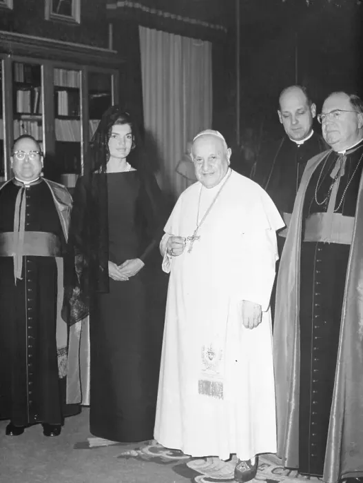 Framed Print : Jackie Kennedy with Pope John XXIII Framed Print : Jackie Kennedy with Pope John XXIII
